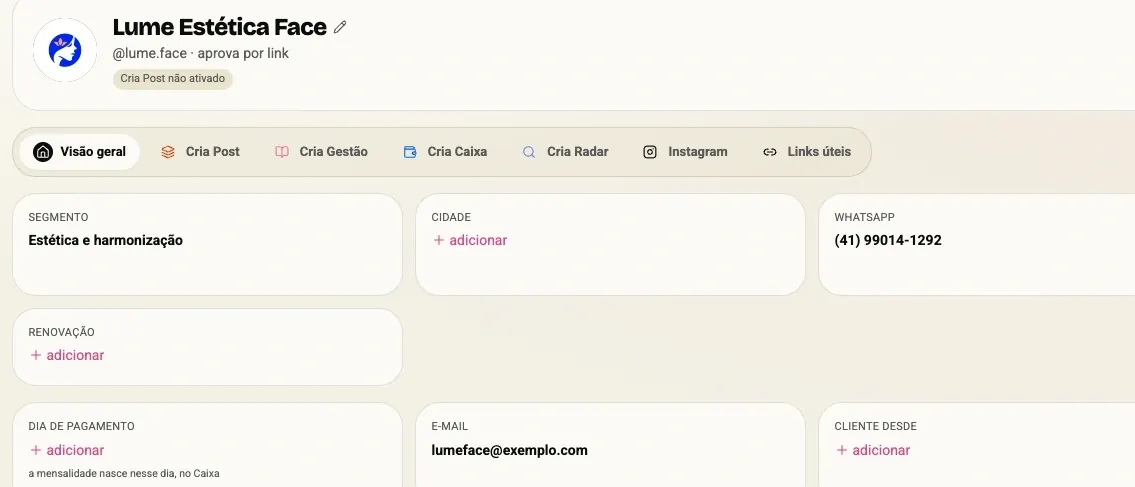 Ficha do cliente no Cria Gestão com segmento, contato, mensalidade, notas e hashtags